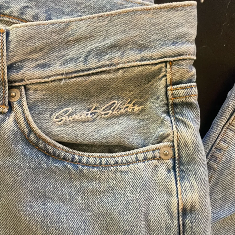 Säljer Sktbs jeans. Nyskick använda Max 3 gånger. Nypris runt 1000.. Jeans & Byxor.