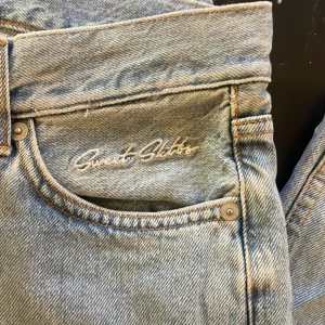 Sktbs jeans - Säljer Sktbs jeans. Nyskick använda Max 3 gånger. Nypris runt 1000.