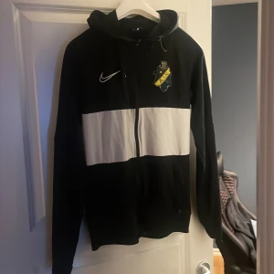 AIK Hoodie  - Säljer aik Hoodie. Nypris 1100. Liten fläck. Se på bild 3!