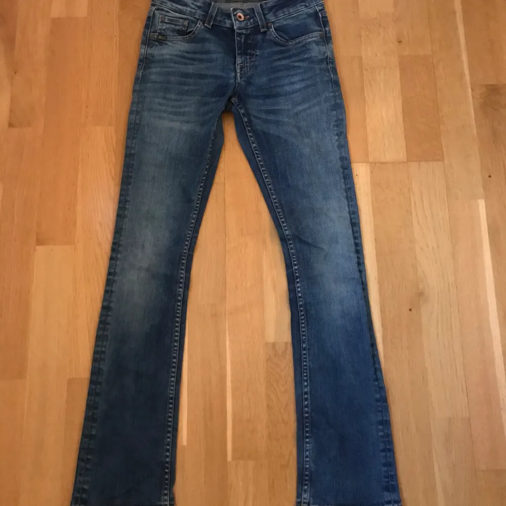 Jätte fina lågmidjade bootcut jeans som tyvärr är lite för korta för mig som är 160🤭dom har inga defekter! Skriv för mått❤️. Jeans & Byxor.