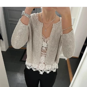 Kofta - Grå/beige glittrig kofta i storlek 36/38 från Kappahl! 🤩