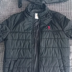 Polo assasin jacka - Storlek medium. Har använt ett tag fast är fortfarande på bra skrick bara luvan som är lite sådär.Annars är det skönt att ha i vintern och hösten