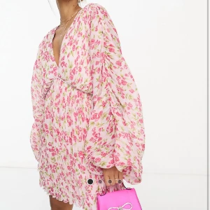 Blommig klänning - Säljer denna blommiga klänning från ASOS som är köpt här på Plick, pga den är för stor för mig. Mycket fin och väldigt bra skick, nypris 790☺️