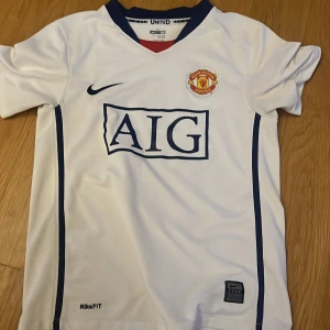 Manchester United 2008 - Bra skick skulle säga 8 eller 9 av 10 och storlek 10 till 12 år men passar ändå typ 13.  Pris kan diskuteras. Man kan komma och hämta men fraktar annars.