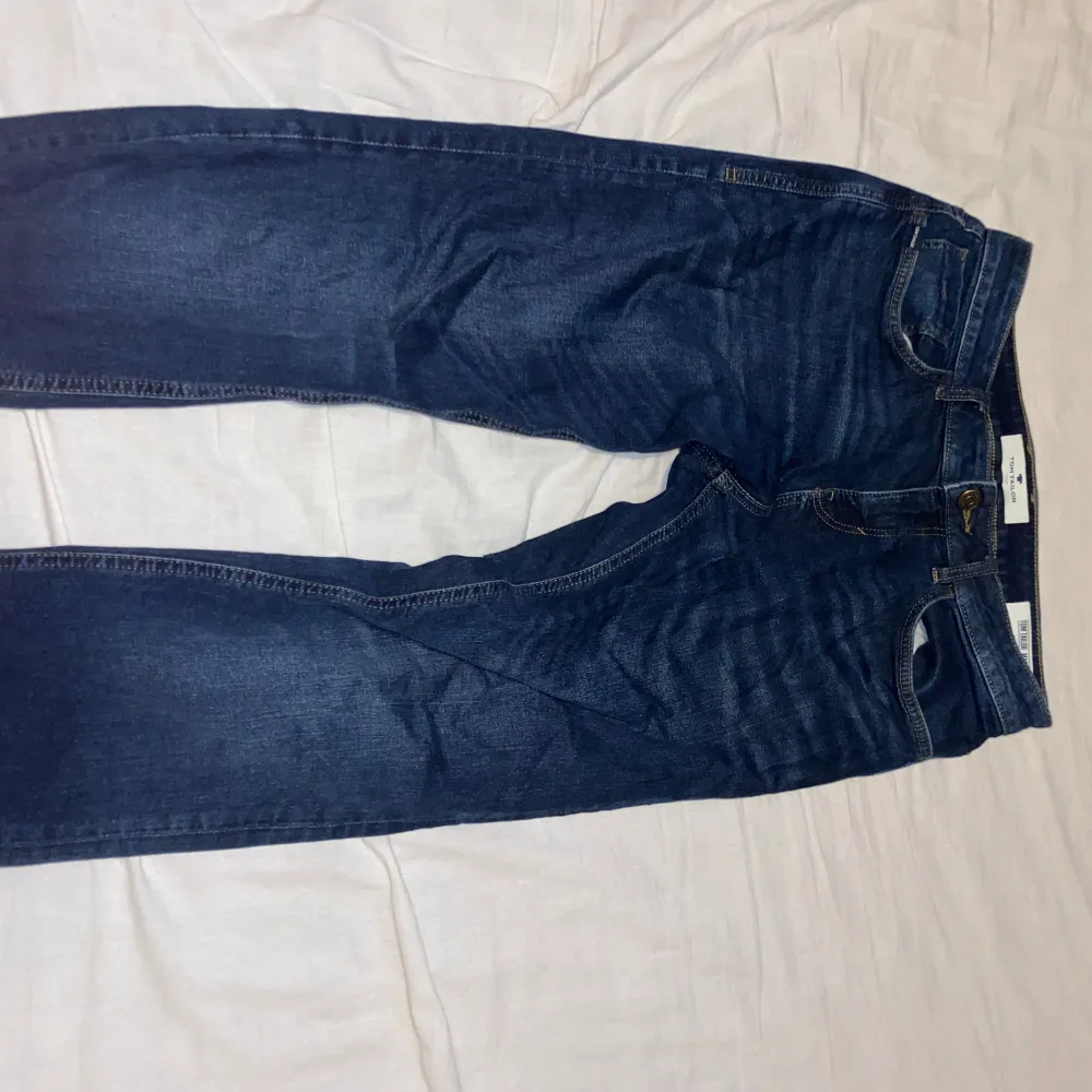 Blå Tomtailor jeans storlek w30 l34 säljer för dom inte passar väldigt bra skick. Jeans & Byxor.