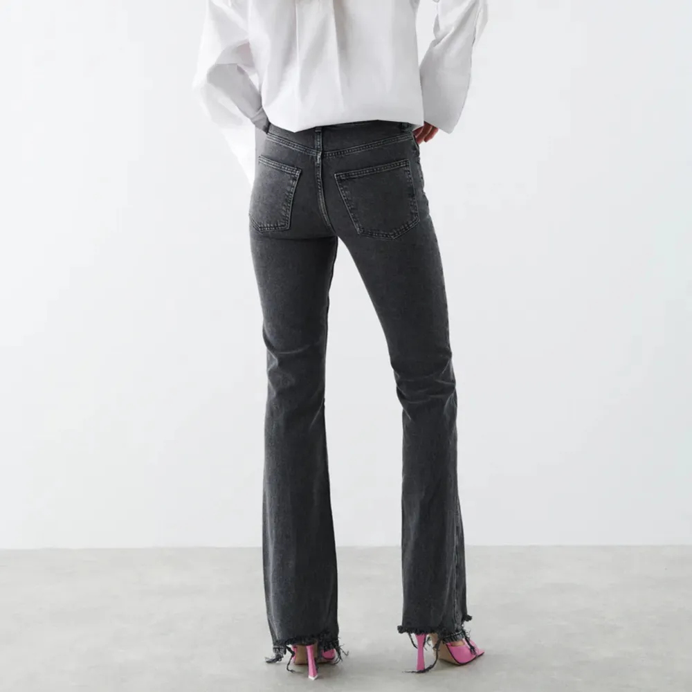 Utsålda mörkgråa midwaist bootcut jeans från Gina Tricot ” Full Lenght Flare Jeans”. Jättefint skick. Nypris 499kr. Storlek 36 men motsvarar 34 då de är små i storleken. Långa på mig som är 168cm. Tryck gärna på köp nu. Jeans & Byxor.