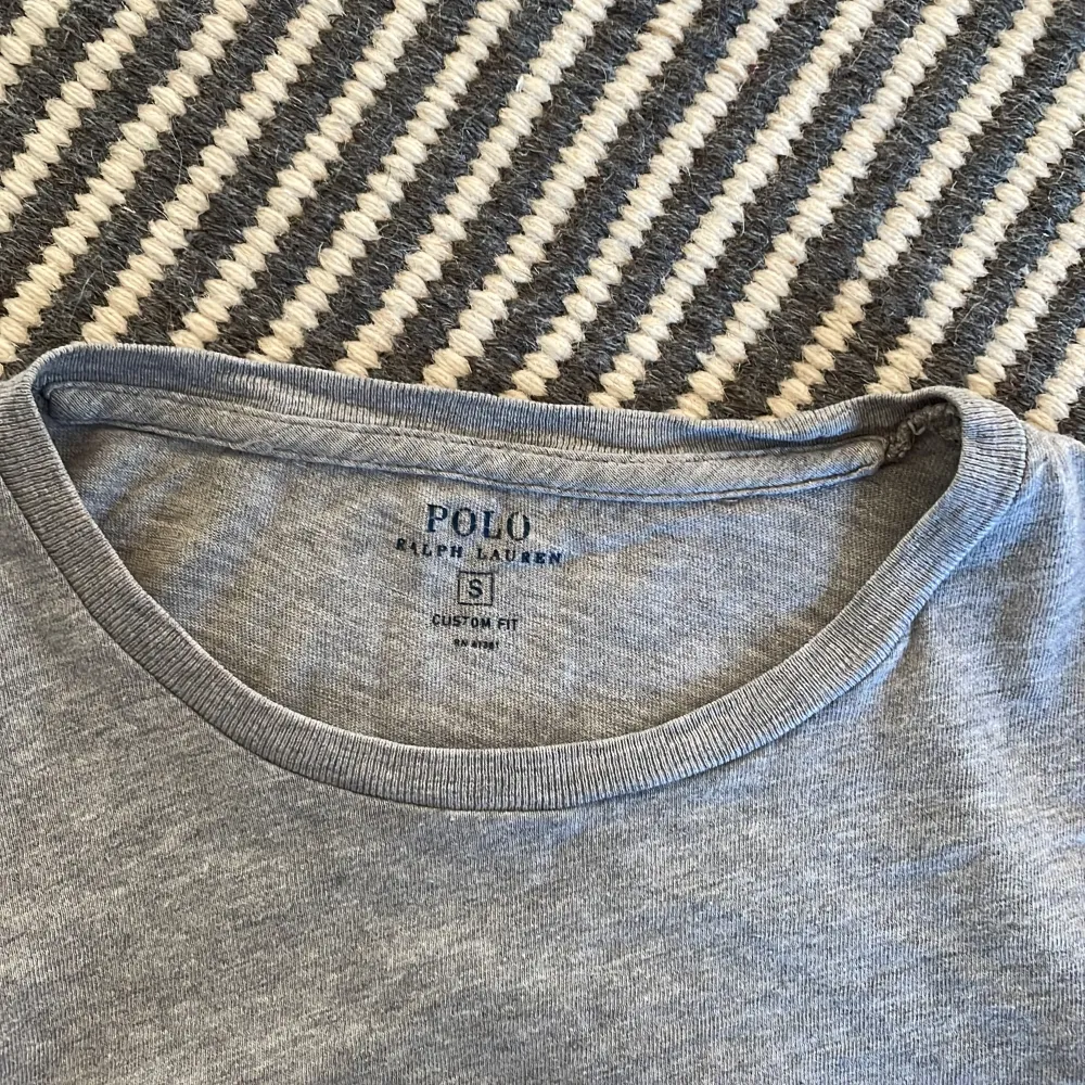 En snygg Ralph Lauren t-shirt i 9/10 skick Ny pris 1300kr men säljer för 249kr Pris kan diskuteras vid snabb affär . T-shirts.