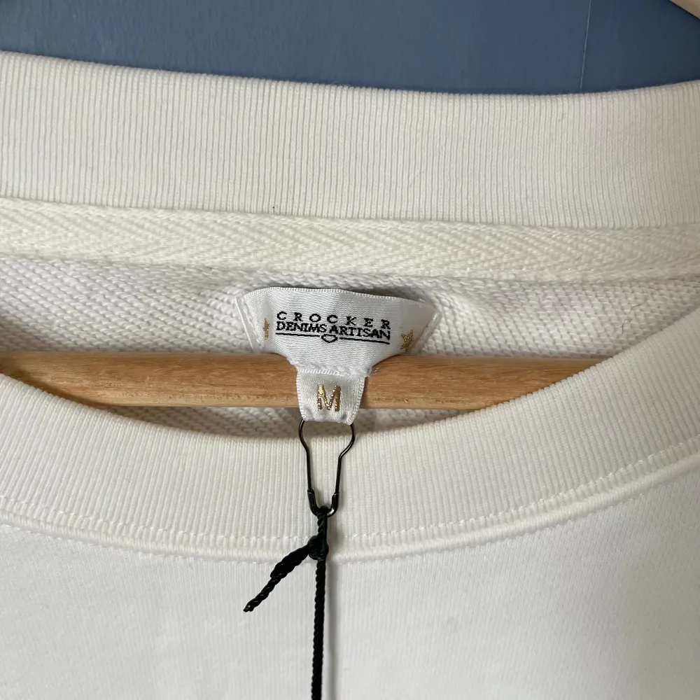 Säljer en tröja från Crocker i storlek M, inköpt för 399kr och aldrig använd. Finns en liten fläck på baksidan (se bild 5) men den kanske går bort i tvätten, den är aldrig tvättad eftersom den är helt ny.. Tröjor & Koftor.
