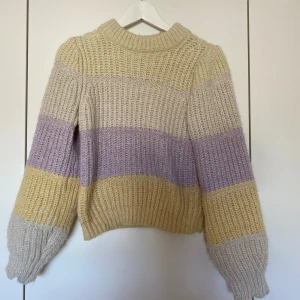 Stickad tröja  - Färgglad stickad tröja i storlek S från Vero Moda