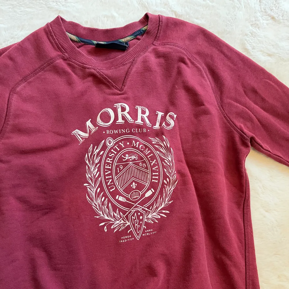 Röd Morris tröja. . Tröjor & Koftor.