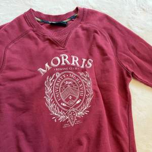 Röd Morris tröja. 