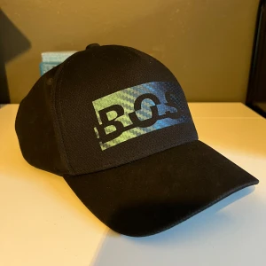 Hugo Boss limited edition keps - I perfekt skick 10/10. Fick den som present men fick ingen använding av den. Riktigt skön material, perfekt för sommaren.