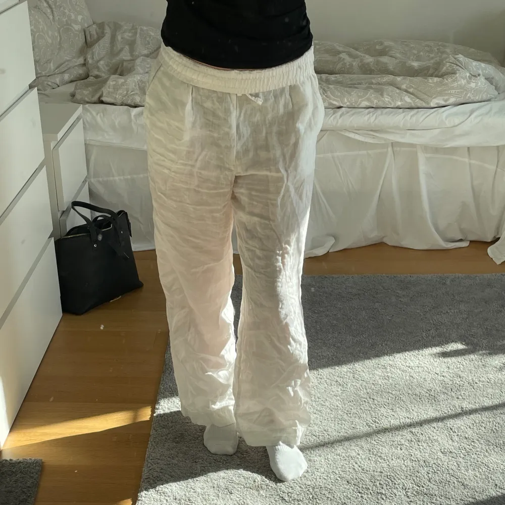 Fina vita linnebyxor från Cubus🤍 Säljer då jag hellre skulle vilja ha i en mindre storlek💞pris går att diskutera!!. Jeans & Byxor.