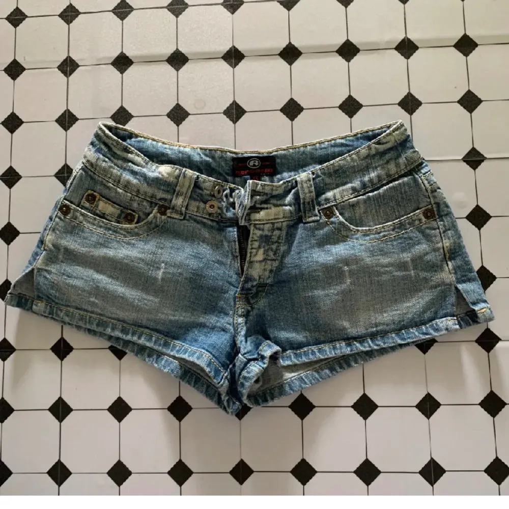 Säljer dessa vintage shorts då de tyvärr blivit för små, kontakta gärna ifall du har några frågor❤️. Shorts.