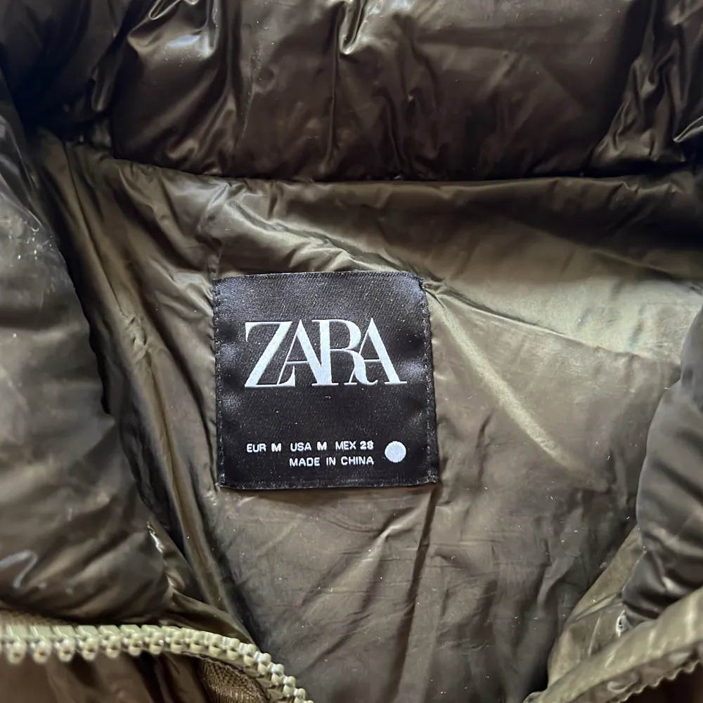 Mörk grön ytterväst från Zara i storlek M. I nyskick. Använd gärna ”köp nu” funktionen😊. Jackor.