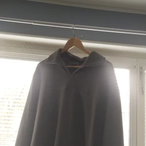 Snygg avslappnad Weekday tröja - Skick 8/10 lite använd men inga tecken. Tycker den är jättesnygg men köpt i för stor storlek. 