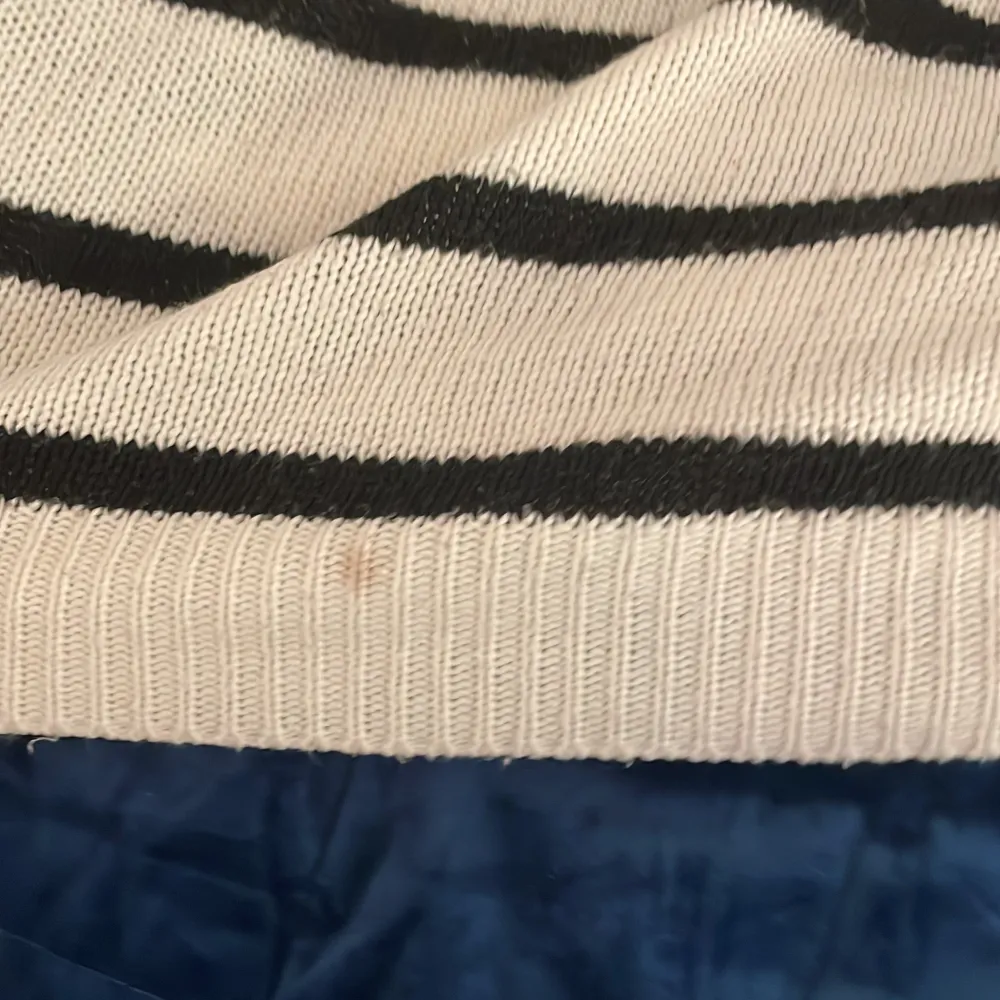  En Fin randig stickad tröja köpt från SHEIN har en liten fläck på baksidan men syns nästan ej, skriv privat om ni har frågor❤️🙏🏻. Tröjor & Koftor.