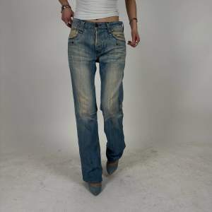 Denim jeans som är slitna vid hälen, modellen är 171cm, innerbenslängd 80cm, midjemått 83cm