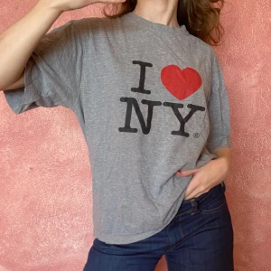 T-shirt - I LOVE NYC TRÖJA T-SHIRT vintage fin bra skick o s v. Snabb affär prioriteras! Hon på bilden är 160 cm och en xs/s men den är som ni ser oversized på henne, även på mig, en M.
