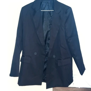 Kavaj/blazer - Säljer nu min svarta kavaj/blazer, köpte den på vinted men kommer tyvärr inte till användning. Vet inte storlek men jag skulle tippa på s/m då jag själv är en s.