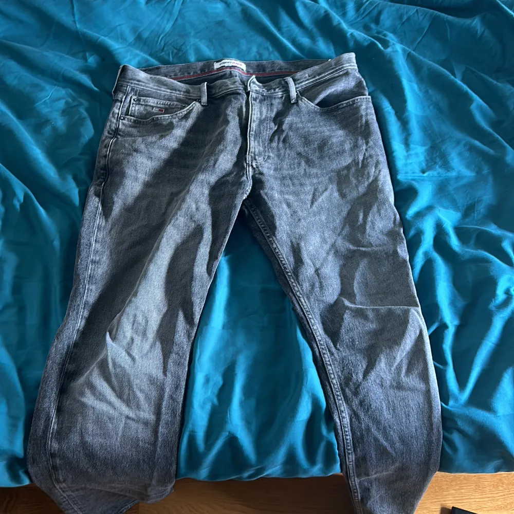 Tommy hilfiger jeans 36/32 tapered fit Aldrig använda Vill bara bli av med dem:). Jeans & Byxor.