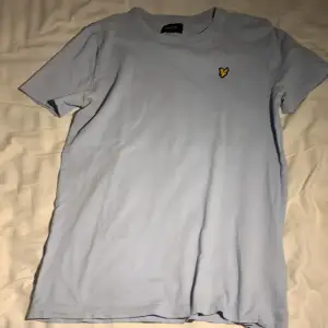 Ljusblå Lyle & Scott T shirts som jag säljer eftersom jag inte använder längre. Skick 10/10