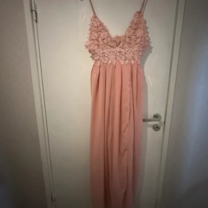 Balklänning  - Balklänning strl L, aldrig använd pga för stor storlek 