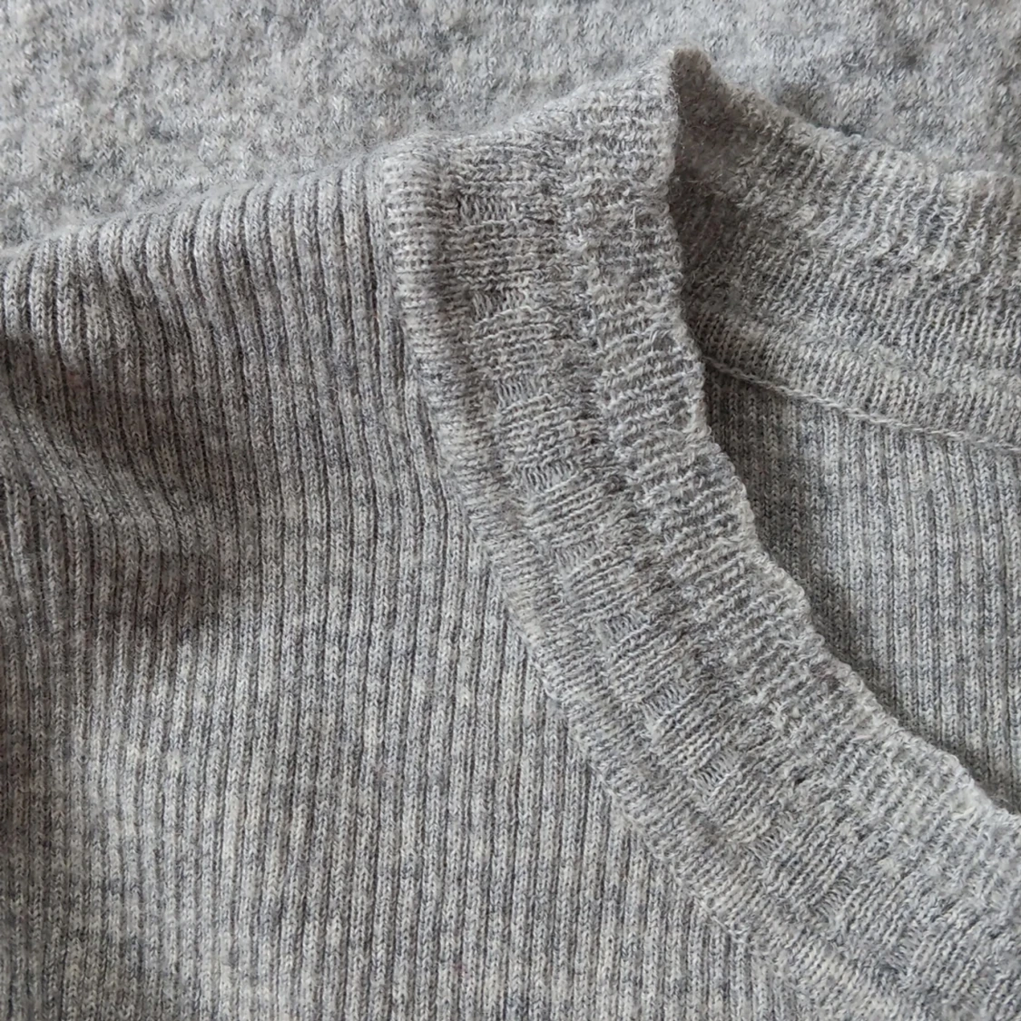 Stickad grå tröja - 90