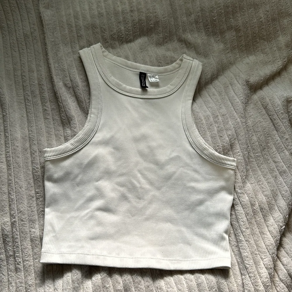 En vit top/linne från H&M divided knappt använd i storlek s . Toppar.