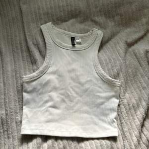 En vit top/linne från H&M divided knappt använd i storlek s 