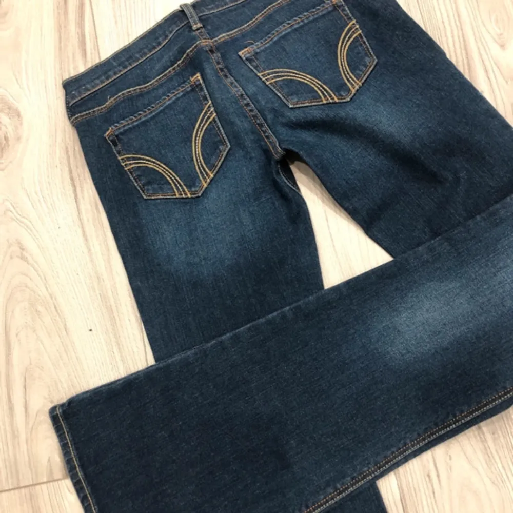 sjukt snygga bootcut vintage jeans ifrån hollister, väldigt lågmidjade. Nyskick Mått: Midja: 38 cm Ytterbenslängd: 104 cm. Jeans & Byxor.