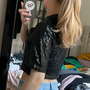 Glittertopp - En croppad paljetttröja, perfekt till festligare sammanhang!💕