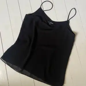 Ett super gulligt linne från Kappahl! Den är gjord av lite ”genomskinlig” aktigt tyg, men har dubbla lager så de är inget som syns igenom!💕