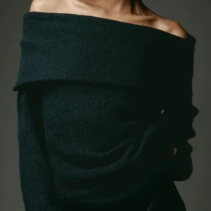 Stickad off shoulder tröja  - Säljer min svarta off shoulder tröja från hm då den ej kommer till användning🫶🏼