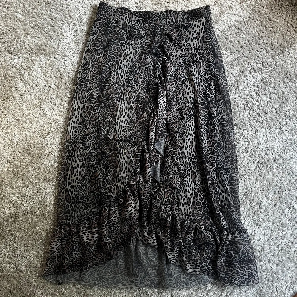 Säljer denna superfina volang leopard kjol. Den är i storlek xs men skulle säga att den passar för dom som har mellan xs-m🤍. Kjolar.