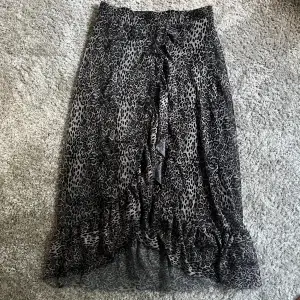 Säljer denna superfina volang leopard kjol. Den är i storlek xs men skulle säga att den passar för dom som har mellan xs-m🤍