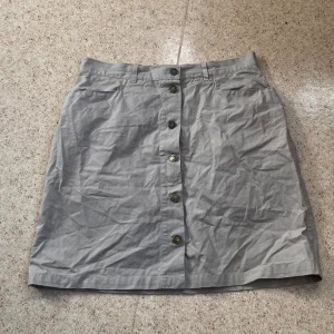 ✨en vanlig beig kjol med knappar✨ - vill man ha något fint nu till sommaren🌞 fast du jobbar så kan jag rekommendera den här kjolen för att den här kjolen är medellång inte för kort inte för lång och den ser så bra ut när man har fått sin solbränna😌👌🏽✨