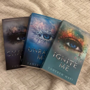 Shatter me (bokserie)  - Säljer hela bokserien för 300kr, och 100kr per bok💕 bokserien är i gott skick💕