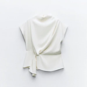 Zara topp - Säljer min topp från zara, då den inte passar mig. Köpt på plick, endast provad med prislapp kvar. Skriv för egna bilder 🙌💕