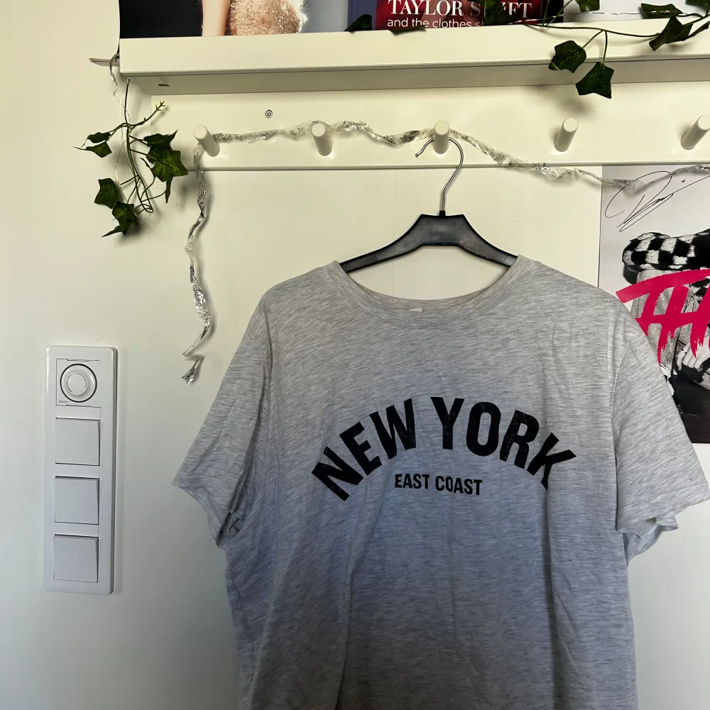Hej! Jag säljer min ljusgråa T-shirt med texten ”New York” i svart pga att den är för kort för mig🩶. T-shirts.