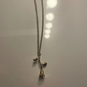 Guldhalsband med ros  - Guld halsband med en ros på som är rostfritt💕