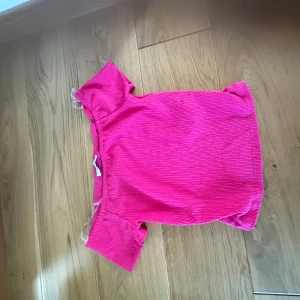 Neon rosa ofkjolder🩷 - Jätte fin neon rosa top🩷 använd endast en gång, i bra skick🩷skriv privat för frågor  