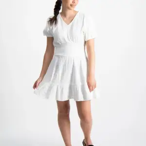 Supersöt klänning som endast har använts en gång, perfekt till studenten!! Skriv gärna för fler bilder🥰 Kan tänka mig att gå ner i pris vid snabb affär.