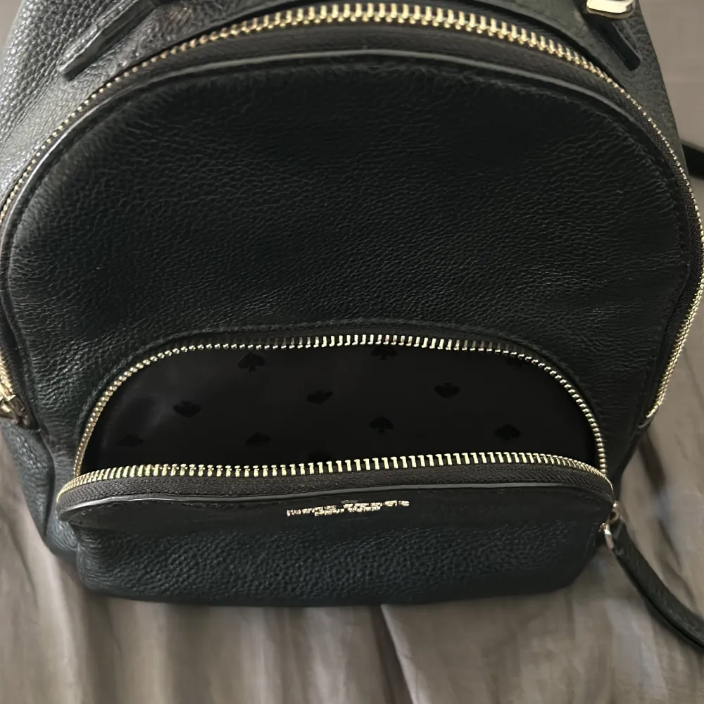 Liten ryggsäck från Kate Spade New York. Köpt i Florida 2019 men har knappat använts sen dess. . Väskor.