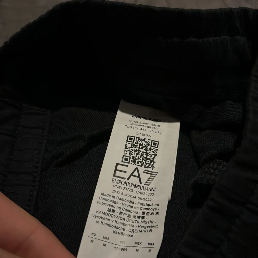 Helt sprillans nya mjukis byxor ifrån Emporio Armani helt oanvända små för mig pris kan diskuteras för snabb affär. Jeans & Byxor.