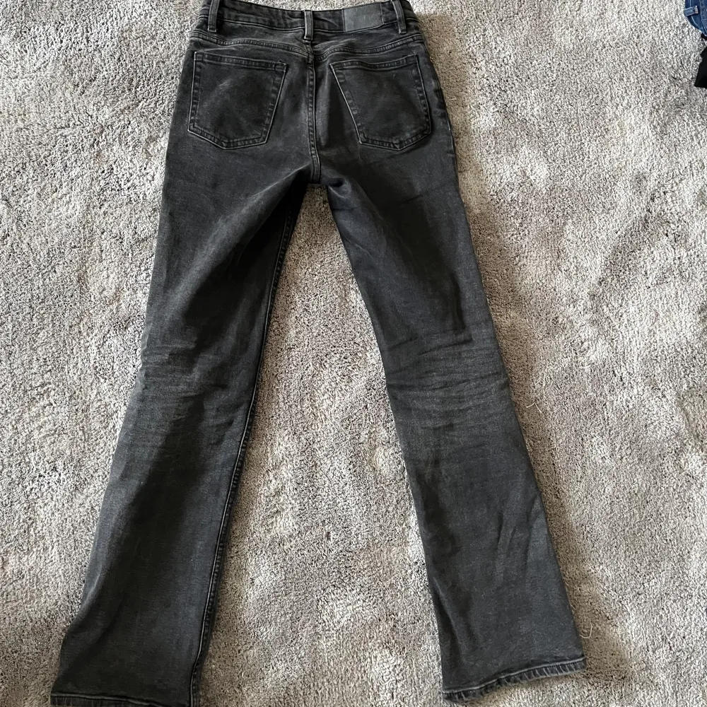 assnygga svarta lågmidjade bootcut jeans. sparsamt använda och säljer pga de blivit för små. passar till allt, skriv vid frågor eller intresse💕. Jeans & Byxor.