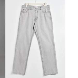 Ett par jättefina gråa jeans från Gina, säljer då dom börjar bli för små, knappt använda och i väldigt bra skick. 