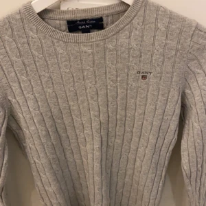 Gant tröja- kabelstickad grå - Nästan helt ny, använd bara ett fåtal gånger Strl XS men kan även bäras av S 💞