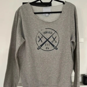 Sweatshirt - Storlek M Klippt halsen själv tror jag. 