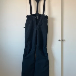 Skidbyxor  - Säljer dessa skidbyxor ifrån Mckinley då de är för stora.